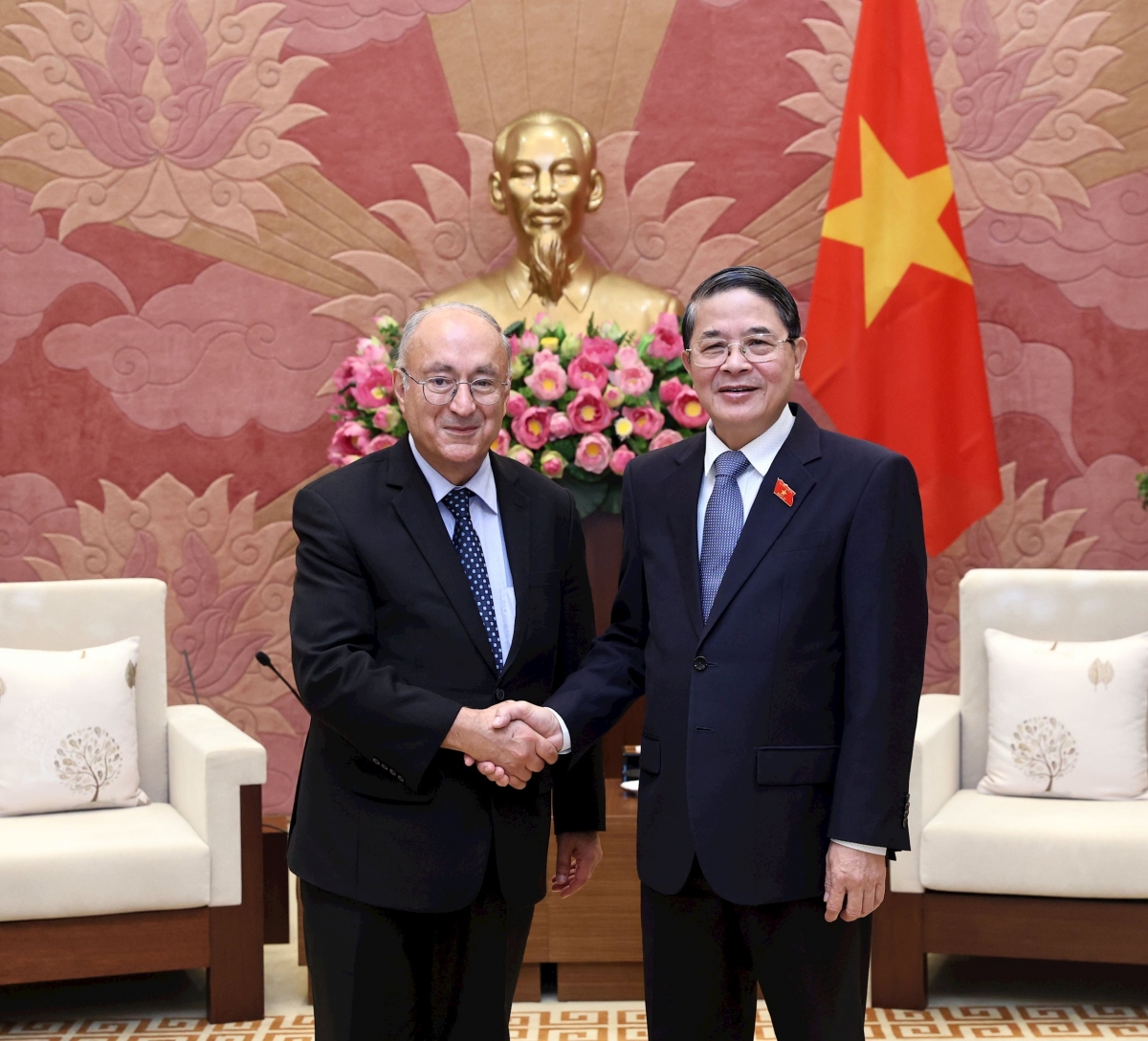 NA Vice Chairman receives head of World University Service